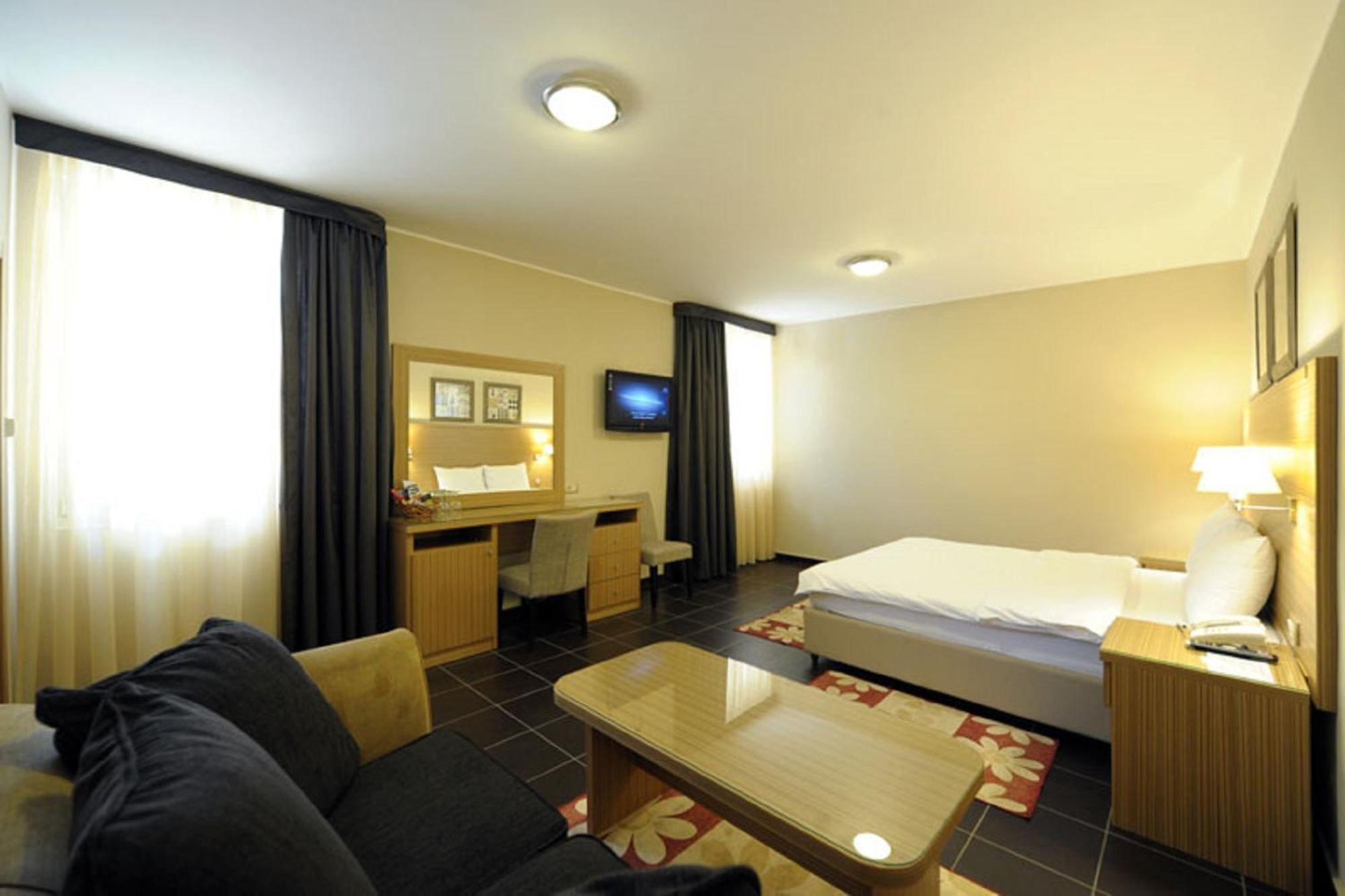 Hotel 1000 Ruza Belgrade Chambre photo