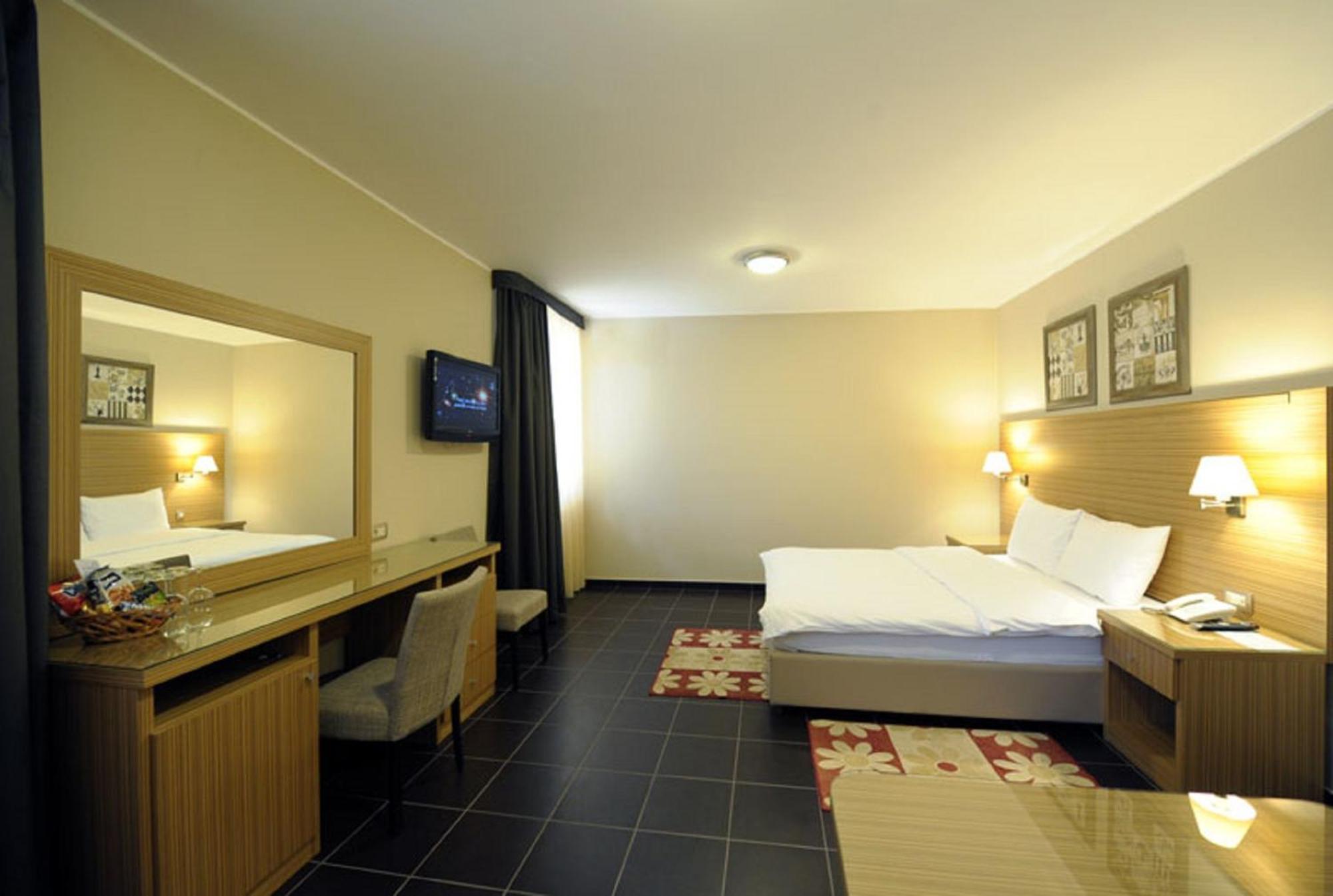 Hotel 1000 Ruza Belgrade Chambre photo